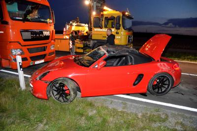 Porsche ueberschlaegt sich auf Landstrasse bei Leutenbach aufgrund ueberhoehter Geschwindigkeit